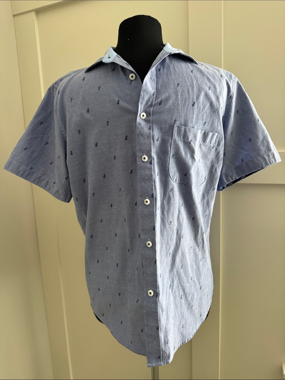 Men's Light Blue Short-Sleeve Button-Down Shirt with Subtle Dot Print